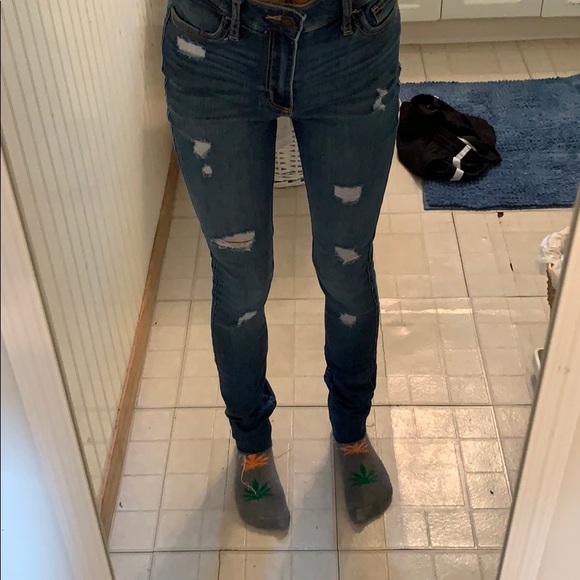 🔴SOLD🔴 Dark Wash Hollister Ripped Jeans - Picture 9 of 10